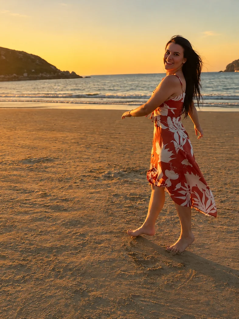 Mayara na praia, ao pôr do sol, em Imbituba